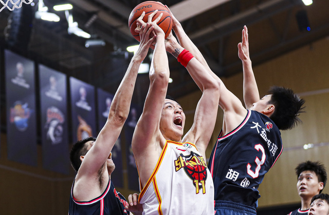 米兰体育官网登录入口-里程碑夜！广东宏远完成体检；荷甲赛后刷纪录；压力陡增；球探报告显示潜力